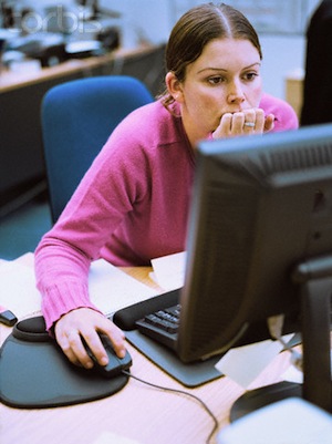 Woman Searching the Internet --- Image by © Helen King/CORBIS
